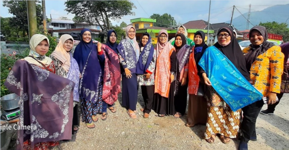Dosen Kriya Seni ISI Padangpanjang bersama para IRT warga RT 5 Silaing Atas saat pelatihan keterampilan membuat batik. (Dok. Istimewa)
